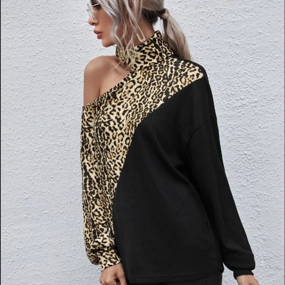COPY - 🎉BACK IN STOCK🎉 NWOT 🐆Leopard Print High Neck Color-block Top🐆 - Picture 4 of 6